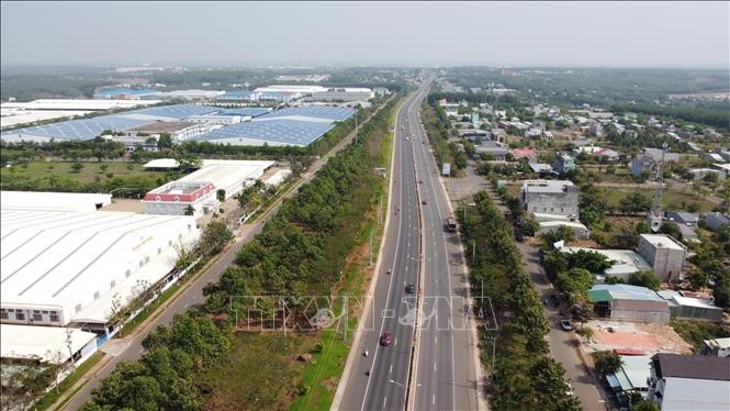 Khu công nghiệp Bắc Đồng Phú nằm trên trục giao thông kết nối Bình Phước - Bình Dương, thuận tiện vận chuyển hàng hóa đến cảng biển, sân bay. Ảnh: Sỹ Tuyên – TTXVN