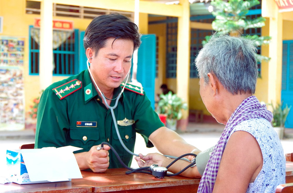 Thiếu tá, Y sĩ Lê Văn Quốc, người hết lòng vì đồng bào Khmer ở vùng ven biển thị xã Vĩnh Châu (Sóc Trăng). Ảnh: Trung Hiếu