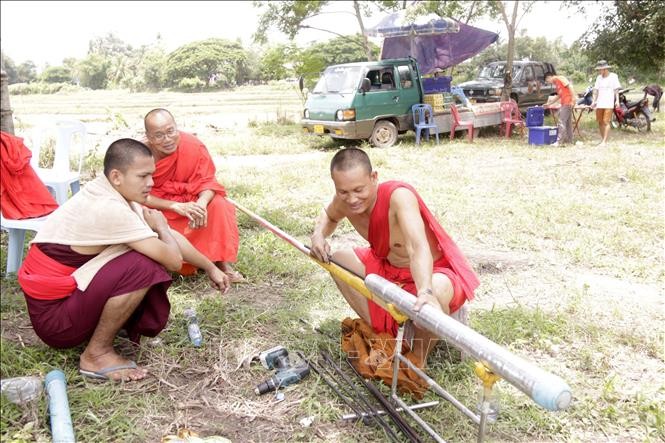 Sư thầy Bounpon Tathammo, huyện Pak Ngeum, thủ đô Viêng Chăn đang nhồi thuốc cho một quả Bangphay trong lễ cầu mưa tại bản Naxone, thủ đô Viêng Chăn. Ành: Phạm Kiên - Phóng viên TTXVN tại Lào.