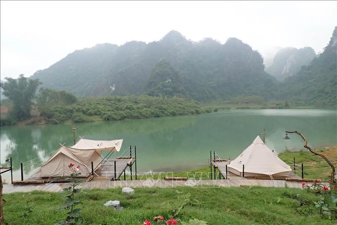 Hồ Nong Dùng – điểm cắm trại du lịch nghỉ dưỡng thơ mộng Xứ Lạng
