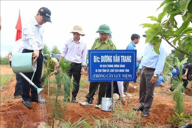 Bí thư Tỉnh ủy Kon Tum Dương Văn Trang trồng cây tại Lễ ra quân. Ảnh: TTXVN phát
