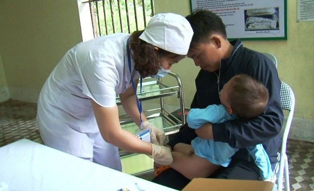 Tiêm phòng cho trẻ em bị phơi nhiễm dại ở Bệnh viện Đa khoa tỉnh Lào Cai. Nguồn: nhandan.vn