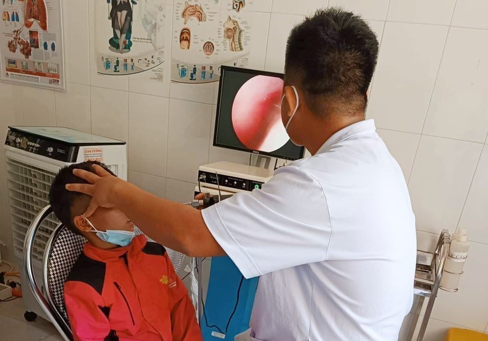 Bác sĩ Bệnh viện Đa khoa huyện Bố Trạch tiến hành nội soi và gắp thành công dị vật trong mũi của bệnh nhân. Ảnh: TTXVN phát