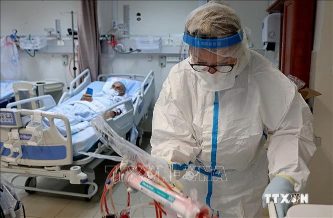 Điều trị cho bệnh nhân nhiễm COVID-19 tại bệnh viện ở Ashkelon, Israel. Ảnh: AFP/TTXVN