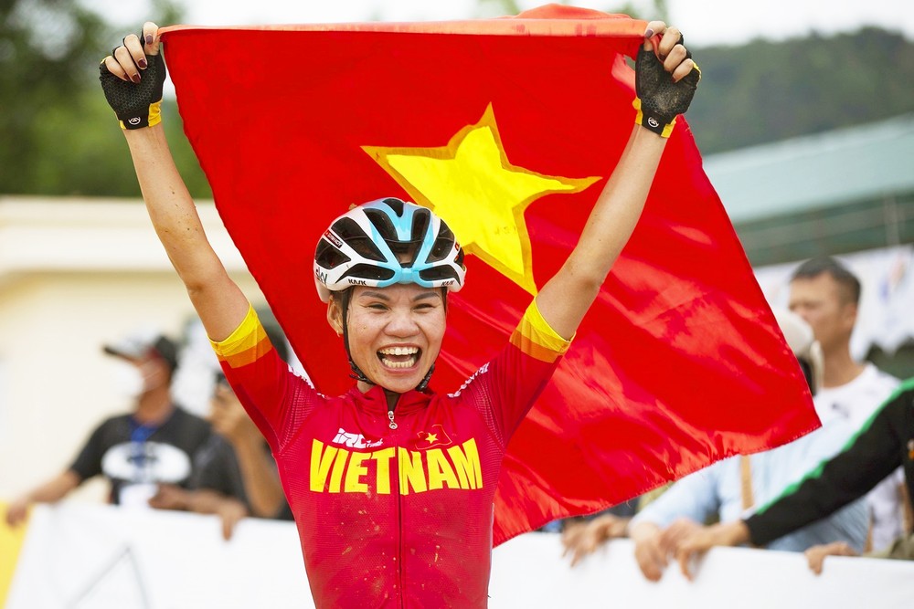Khoảnh khắc hạnh phúc của vận động viên Đinh Thị Như Quỳnh khi cô bảo vệ thành công tấm Huy chương Vàng nội dung xe đạp địa hình băng đồng nữ Olympic tại SEA Games 31. Ảnh: Lưu Trọng Đạt