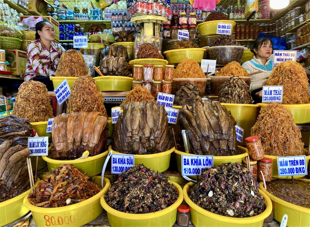 Các loại mắm nổi tiếng bày bán tại chợ Châu Đốc (An Giang). Ảnh:Thanh Sang