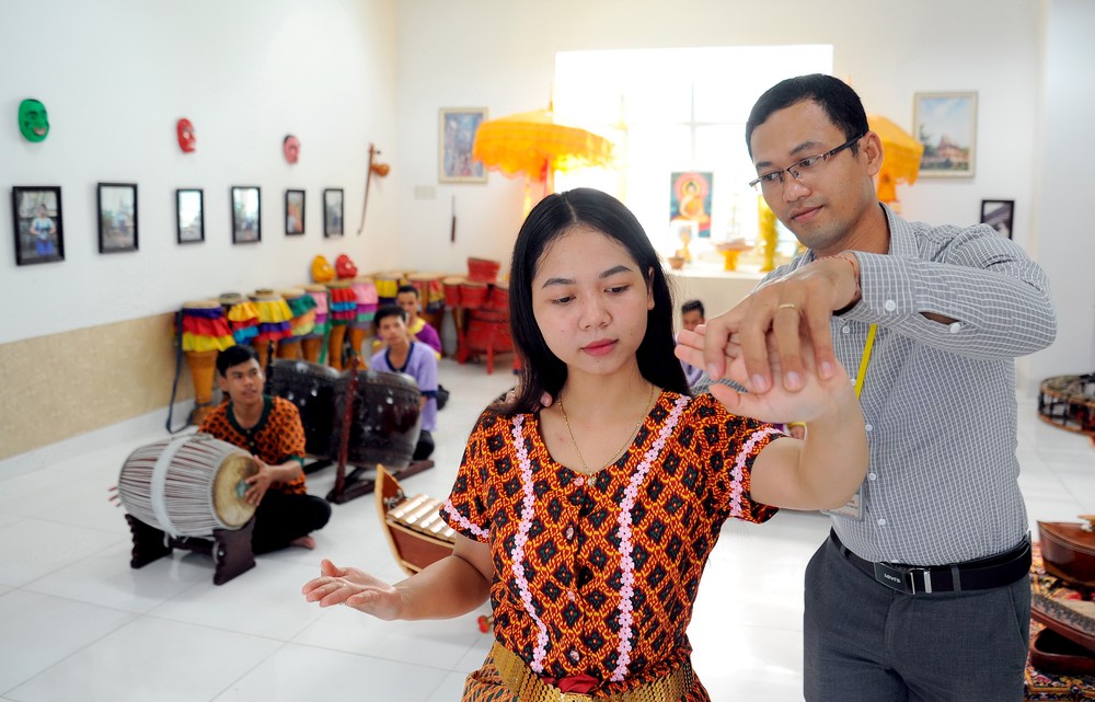 Ông Sơn Cao Thắng, Phó Trưởng Bộ môn Nghệ thuật, Khoa Ngôn ngữ - Văn hóa - Nghệ thuật Khmer Nam Bộ hướng dẫn sinh viên thực hiện các động tác khó trong nghệ thuật múa cổ điển Khmer. Ảnh: An Hiếu