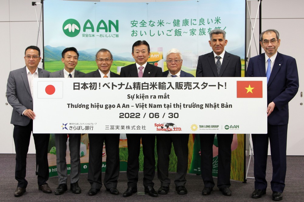 Đại sứ Vũ Hồng Nam (thứ ba trái sang) chụp ảnh cùng đại diện nhà sản xuất, đơn vị nhập khẩu và đơn vị phân phối gạo ST25. Ảnh: Đào Thanh Tùng-Phóng viên TTXVN tại Tokyo