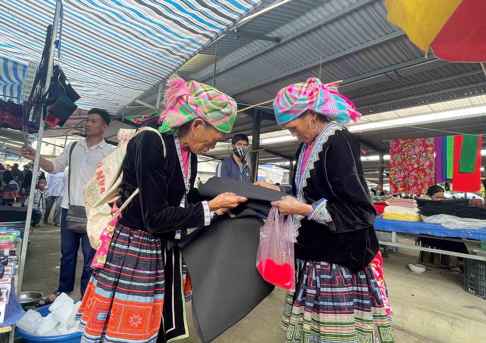 Người dân diện trang phục dân tộc đi chợ phiên San Thàng, thành phố Lai Châu. Ảnh: Đinh Thùy-TTXVN