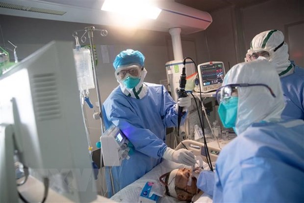 Nhân viên y tế điều trị cho bệnh nhân COVID-19 tại một bệnh viện ở Trung Quốc. Ảnh: AFP/TTXVN
