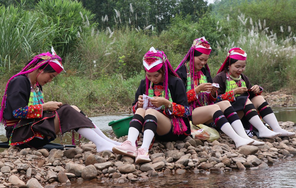 Phụ nữ Dao Thanh Y đều biết may vá, thêu thùa và có ít nhất một bộ trang phục truyền thống để mặc trong các dịp lễ Tết hoặc các dịp hội hè theo phong tục tập quán của dân tộc mình. Ảnh: Hiền Anh