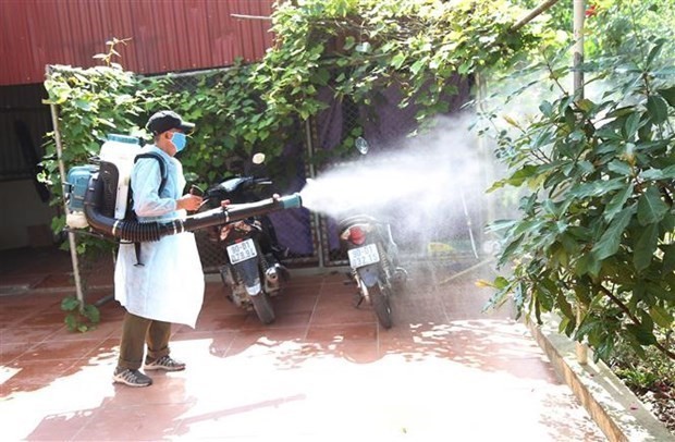 Phun thuốc diệt muỗi. Ảnh: Nguyễn Chinh-TTXVN