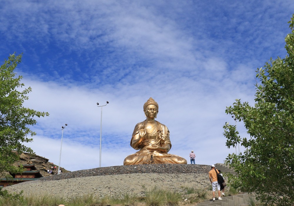Du khách hành hương khám phá nét độc đáo của bức tượng Phật Thích Ca trên núi thiêng Beldir. Ảnh: Trần Hiếu - PV TTXVN tại Nga