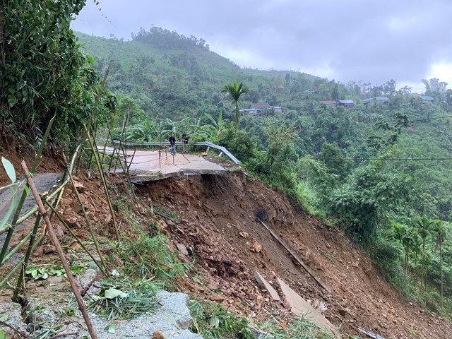 Một tuyến đường miền núi huyện Trà Bồng bị sạt lở nghiêm trọng.Nguồn: daidoanket.vn
