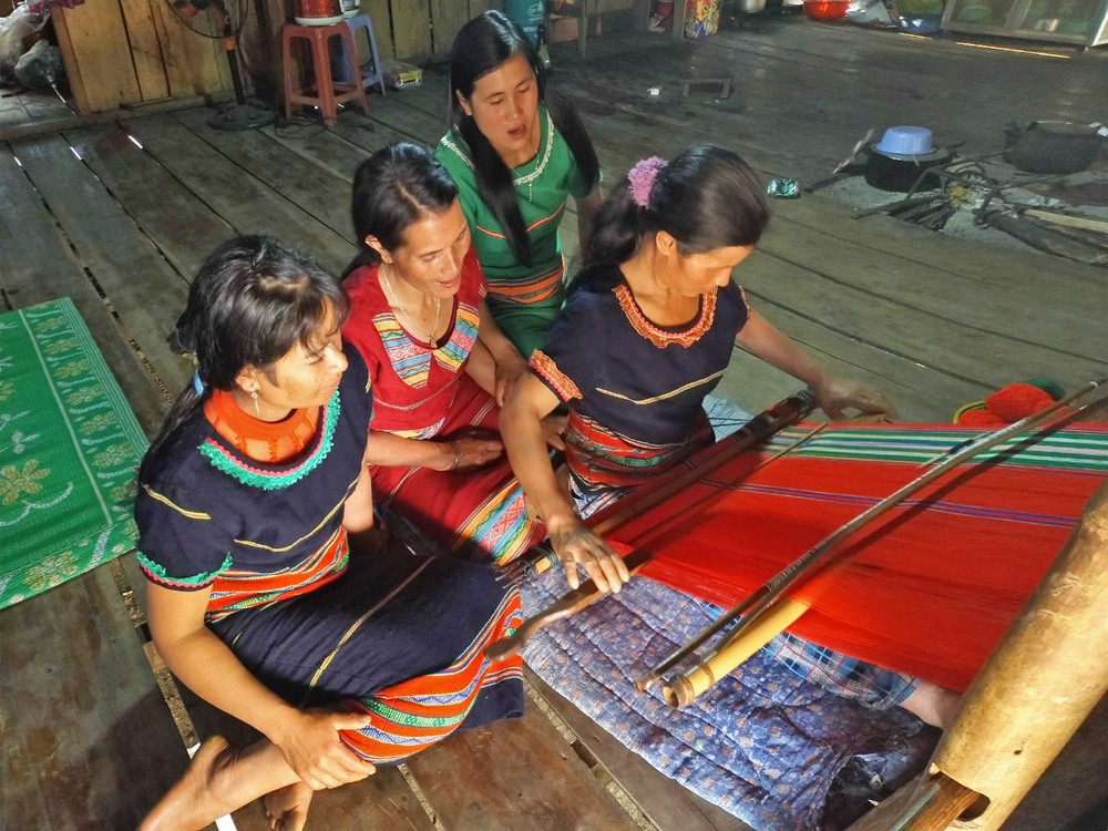 Sau khi được đào tạo nghề, chị em phụ nữ ở làng Pu Tá đã tham gia vào Tổ dệt thổ cẩm làng Pu Tá, xã Măng Ri, huyện Tu Mơ Rông (Kon Tum) góp phần tạo thu nhập, gìn giữ bản sắc văn hóa dân tộc Xê-đăng. Ảnh: Văn Phương