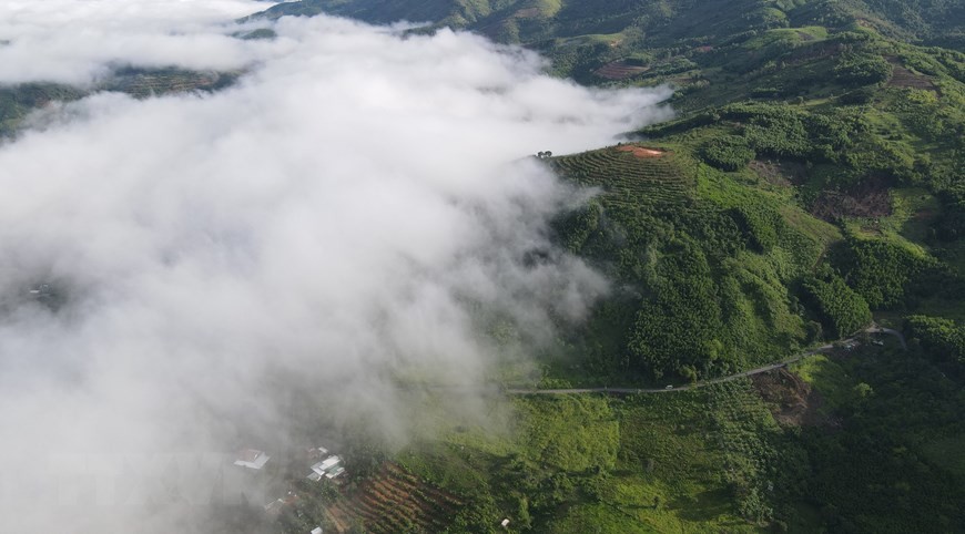 Mây trôi lơ lững trên những thung lũng với những ngôi nhà bé xinh dưới chân đồi của huyện miền núi Khánh Sơn. Ảnh: TTXVN phát