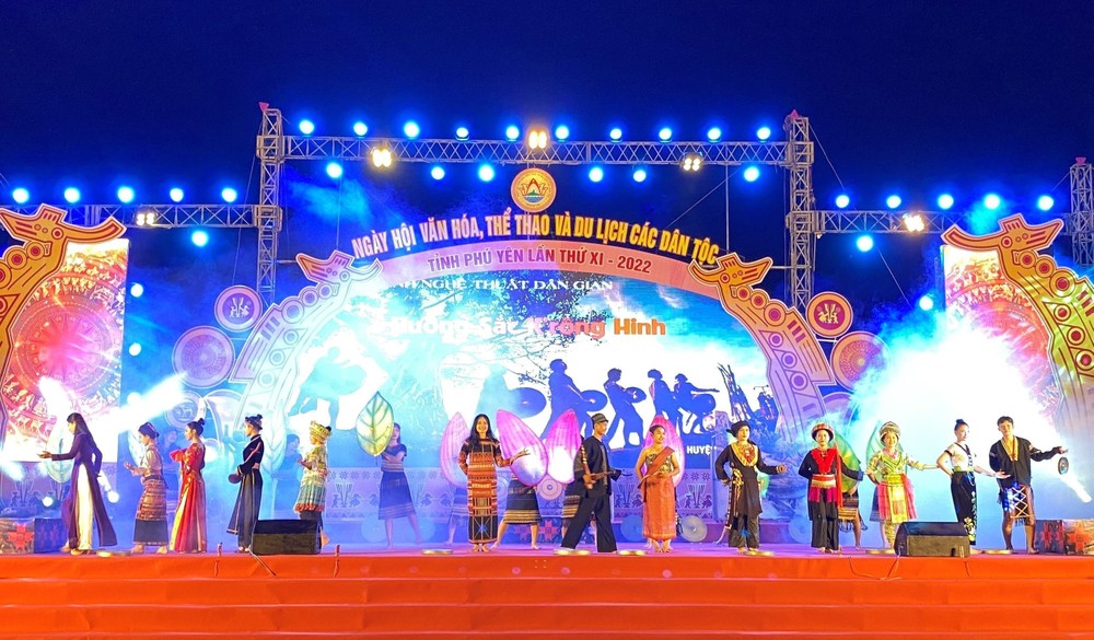 Đơn vị huyện Sông Hinh tham gia phần thi trình diễn nghệ thuật dân gian kết hợp với giới thiệu trang phục truyền thống các dân tộc thiểu số. Ảnh: Tường Quân – TTXVN