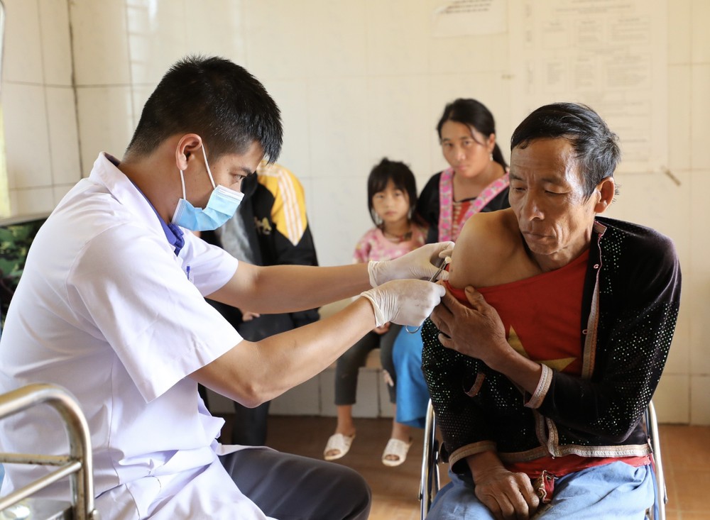 Nhân viên y tế tiêm vaccine phòng COVID-19 cho người dân tại xã Tà Tổng, Mường Tè (Lai Châu). Ảnh: Nhật Anh - TTXVN