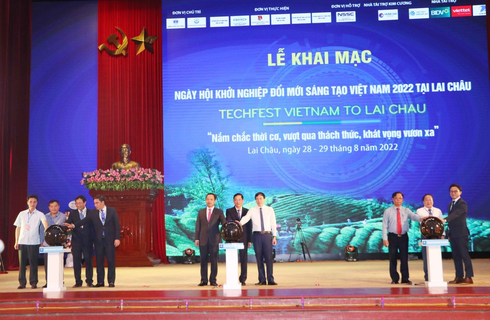 Các đại biểu khởi động Ngày hội khởi nghiệp đổi mới sáng tạo Việt Nam 2022 tại Lai Châu. Ảnh: Việt Hoàng-TTXVN