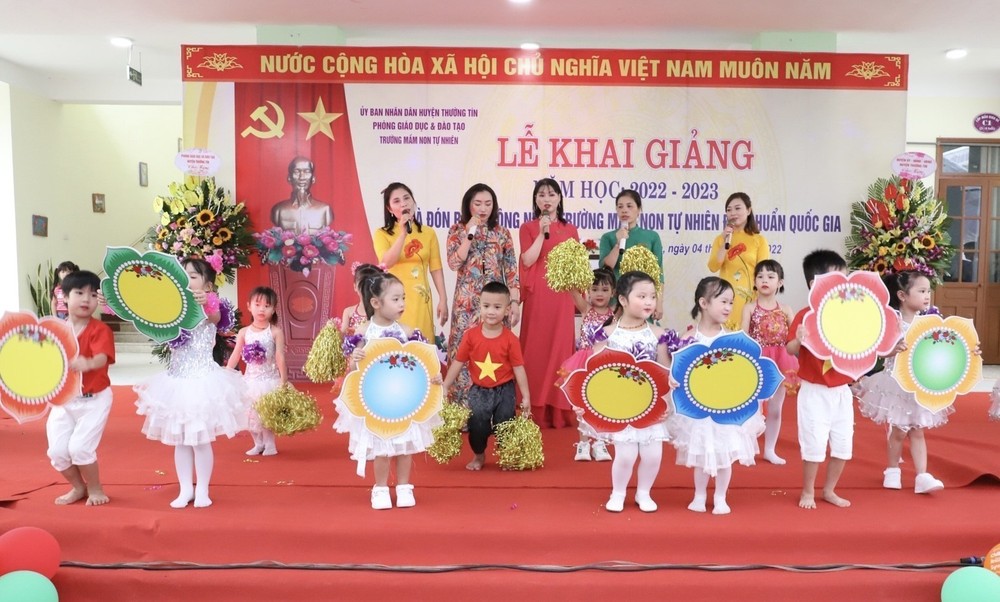 Trẻ em trường Mầm non xã Tự Nhiên (huyện Thường Tín,Hà Nội) biểu diễn văn nghệ trong ngày khai giảng năm học mới. Ảnh: Trần Việt - TTXVN