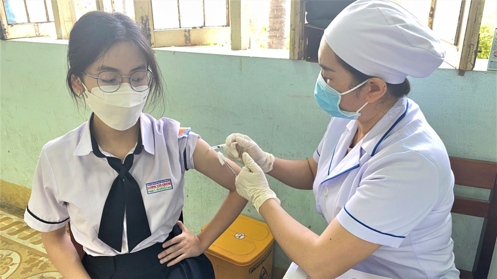 Nhiều học sinh trên địa bàn tỉnh Phú Yên được tiêm vaccine phòng COVID-19 sau buổi Lễ phát động chiến dịch truyền thông. Ảnh: Tường Quân - TTXVN