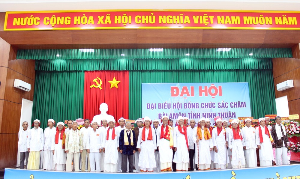Hội đồng chức sắc Chăm đạo Bàlamôn ở Ninh Thuận lần thứ III ra mắt đại hội. Ảnh: Công Thử - TTXVN