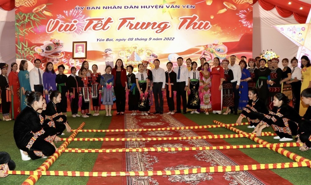 Phó Chủ tịch nước Võ Thị Ánh Xuân vui Tết Trung thu với học sinh tại huyện Văn Yên (Yên Bái)