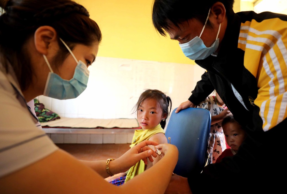 Chiến dịch phủ rộng vaccine phòng COVID-19 được thực hiện liên tục tại các trung tâm y tế từ cấp tỉnh đến xã tại Lai Châu. Ảnh: Nhật Anh - TTXVN