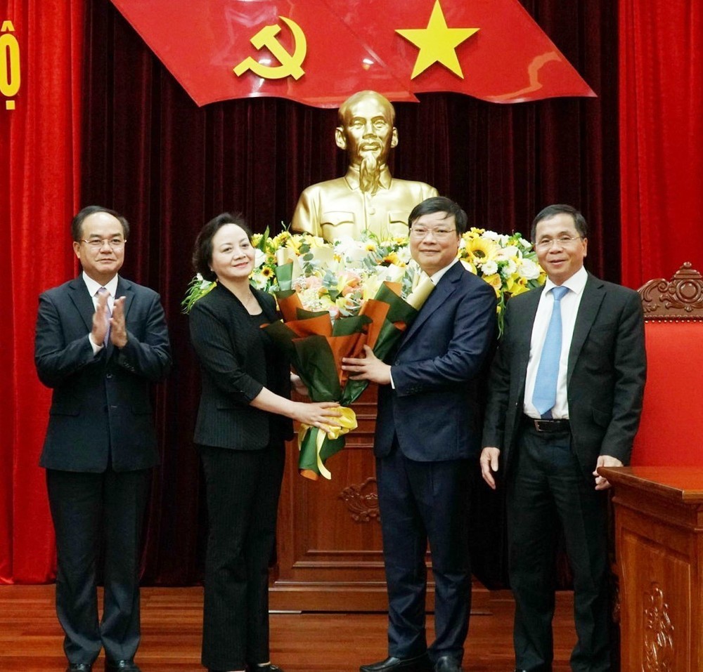 Đồng chí Phạm Thị Thanh Trà, Bộ trưởng Bộ Nội vụ chúc mừng đồng chí Trương Hải Long. Ảnh: Hoài Nam – TTXVN