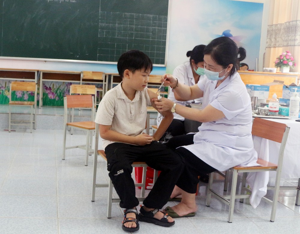 Tất cả trẻ từ 5 đến 17 tuổi trên địa bàn tỉnh Hà Nam tiêm vaccine phòng COVID-19 đảm bảo an toàn, đúng quy định. Ảnh: Nguyễn Chinh - TTXVN