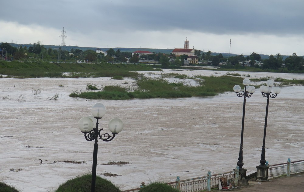 Sông Đăk Bla chảy qua địa phận thành phố Kon Tum vẫn ở mức cao, trên báo động 1. Ảnh: Dư Toán – TTXVN