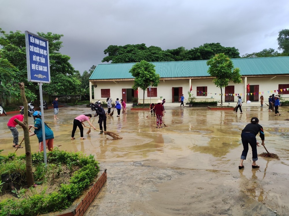 Sáng 29/9, nhiều Phòng Giáo dục và Đào tạo đã chỉ đạo các trường cho học sinh nghỉ học và huy động thêm các lực lượng khác để dọn dẹp vệ sinh trường lớp. Ảnh: TTXVN phát
