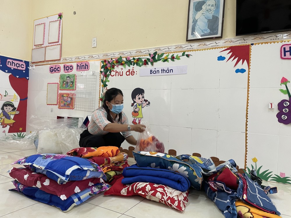 Lực lượng phụ nữ xã Phú Thuận (huyện Phú Vang, tỉnh Thừa Thiên- Huế) tham gia giúp đỡ, chuẩn bị cơ sở vật chất tại các điểm tránh trú bão. Ảnh: Mai Trang-TTXVN