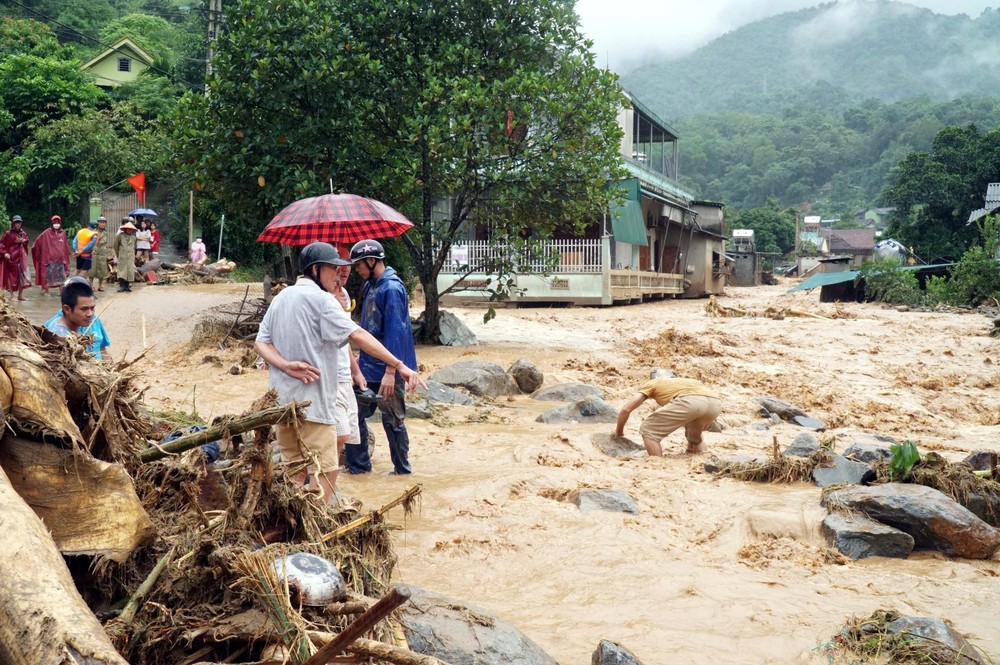 Người dân thị trấn Mường Xén khắc phục hậu quả do mưa lũ gây ra. Ảnh: TTXVN phát