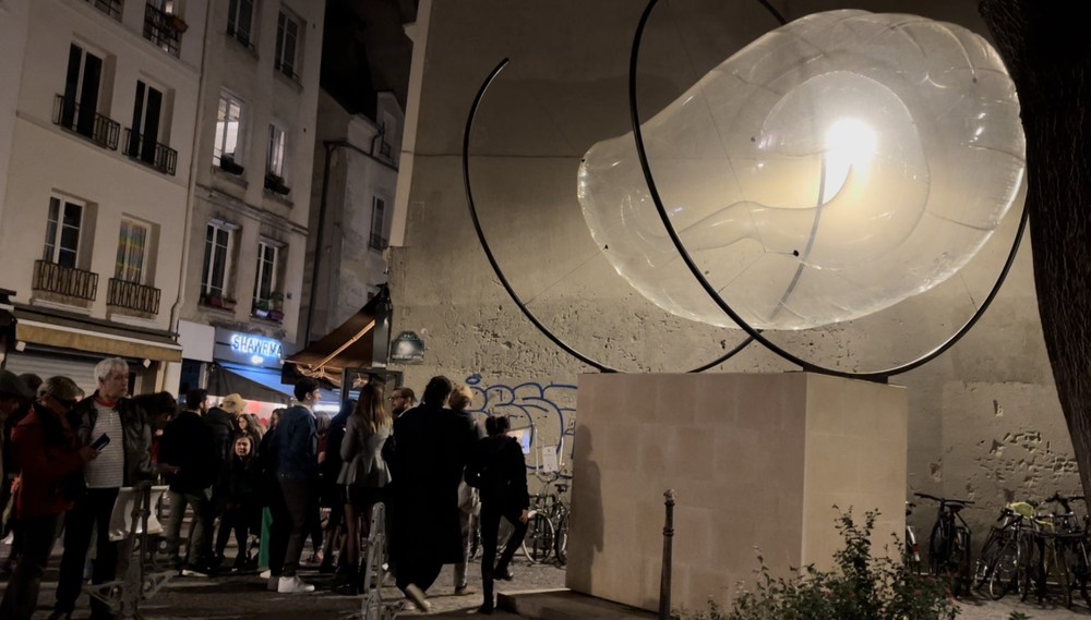 Tác phẩm nghệ thuật đương đại “Mầm thực vật” đặt tại khu phố Châtelet. Ảnh: Thu Hà - PV TTXVN tại Pháp