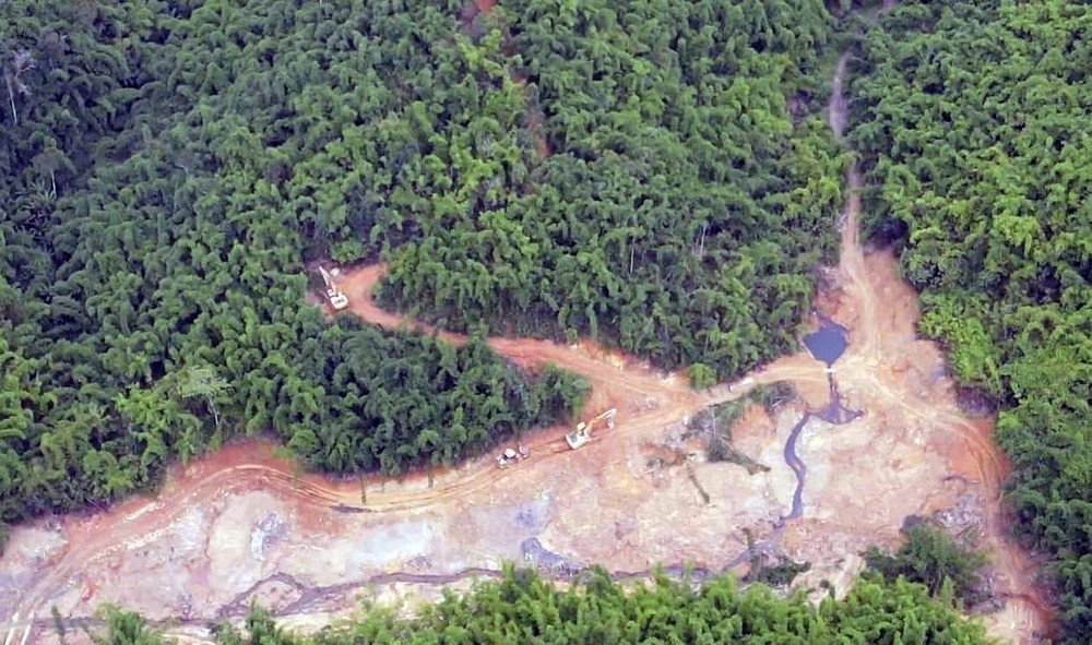 Tiêu hủy lán trại của các đối tượng khai thác vàng trái phép ở Đắk Nông