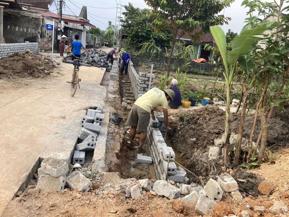 Thôn 5, xã Thọ Tiến, huyện Triệu Sơn đang xây tường rào và các công trình phụ sau khi hiến đất mở đường. Ảnh: TTXVN