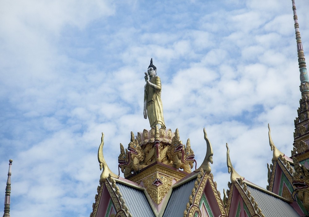 Tượng Phật trên mái chùa Som Rong. Ảnh: Hồng Đạt - TTXVN