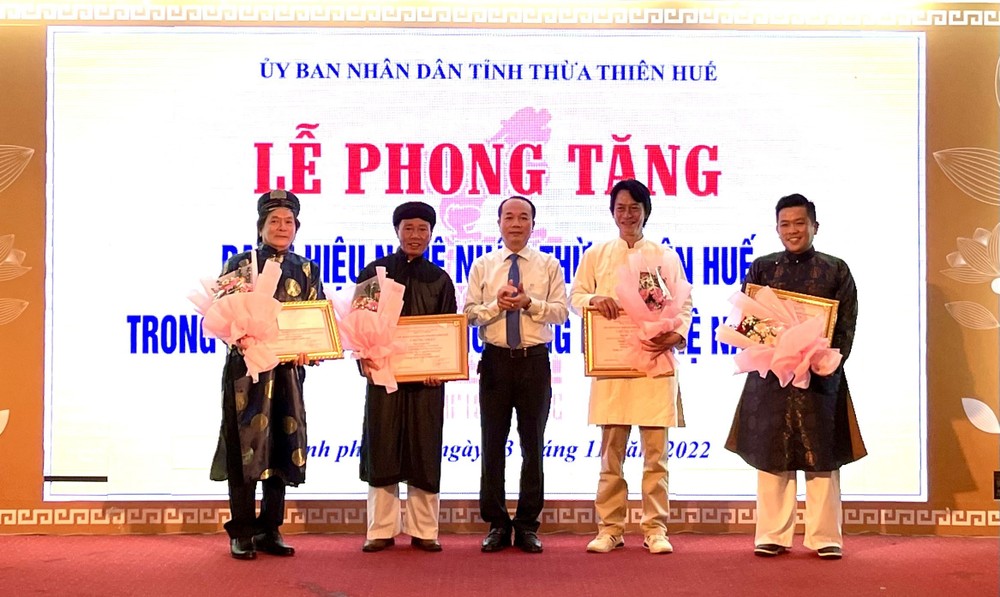Phó Chủ tịch UBND tỉnh Thừa Thiên - Huế Phan Quý Phương trao Giấy chứng nhận cho 4 nghệ nhân được phong tặng danh hiệu “Nghệ nhân Thừa Thiên- Huế”. Ảnh: Mai Trang - TTXVN