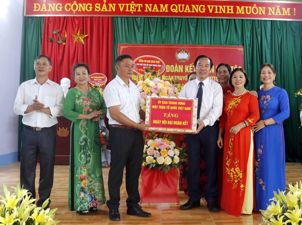 Phó Chủ tịch Trung ương MTTQ Việt Nam Ngô Sách Thực dự Ngày hội Đại đoàn kết tại Yên Thế, Bắc Giang