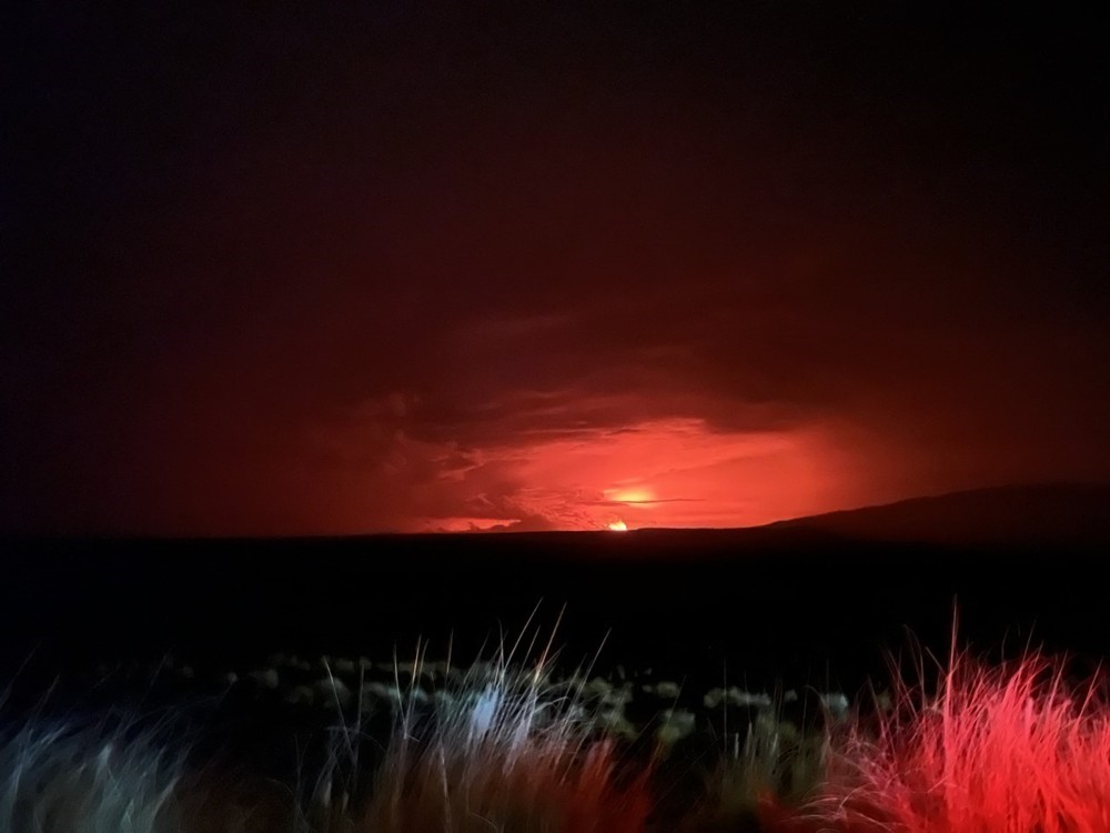 Núi lửa Mauna Loa ở Hawaii phun trào ngày 28/11/2022. Ảnh: AFP/TTXVN
