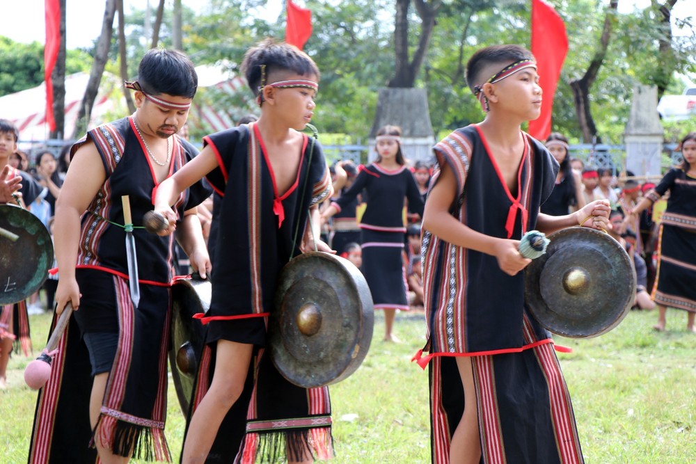 Học sinh các cấp tỉnh Kon Tum biểu diễn cồng chiêng kết hợp múa xoang tại các hội diễn ở địa phương. Ảnh: Khoa Chương - TTXVN