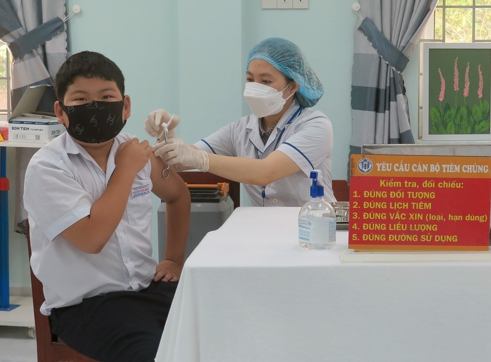 Nhân viên Y tế thành phố Tuy Hòa tiêm vaccine phòng COVID-19 cho trẻ em. Ảnh: Xuân Triệu - TTXVN