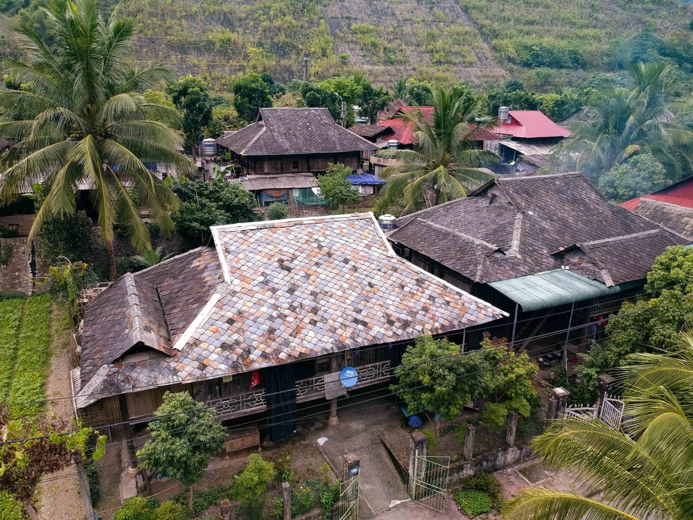 Phố nhà sàn mái đá ở Mường Lay (Điện Biên)