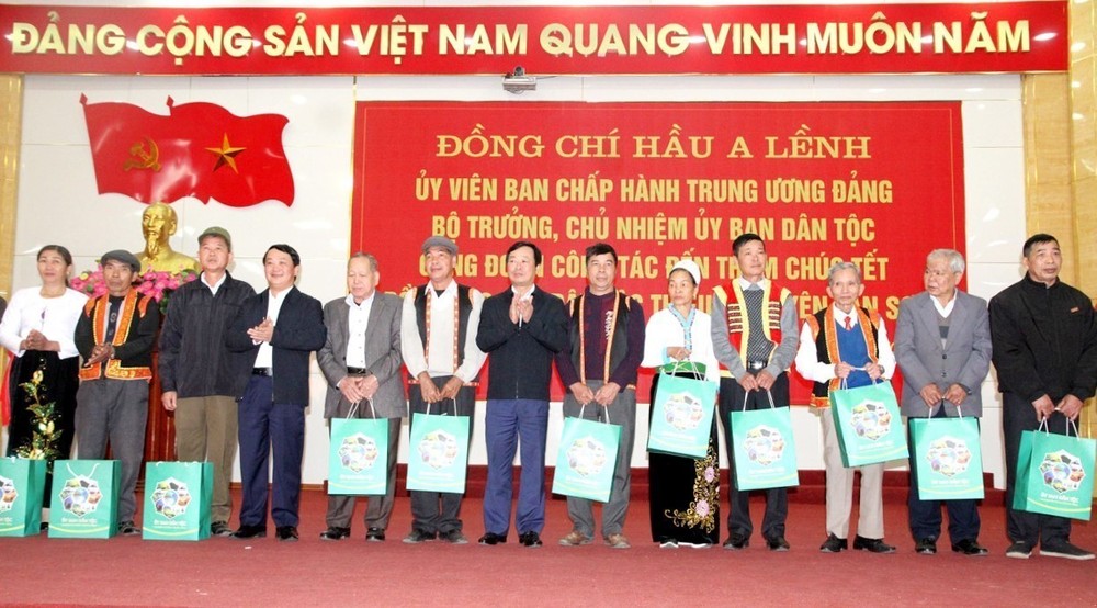 Bộ trưởng, Chủ nhiệm Ủy ban Dân tộc tặng quà Tết đồng bào dân tộc thiểu số tại Phú Thọ