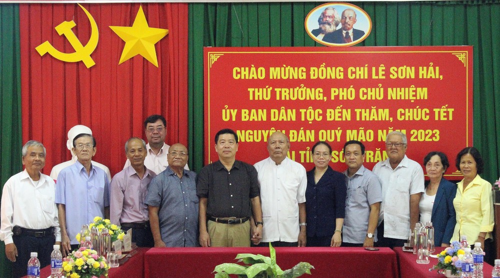 Thứ trưởng, Phó Chủ nhiệm Ủy ban Dân tộc Lê Sơn Hải thăm, tặng quà Tết tại Sóc Trăng