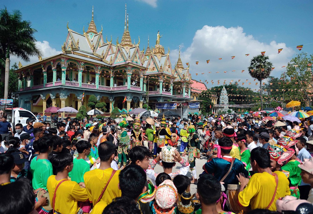 Lên chùa Som Rong dự lễ dâng y Kathina