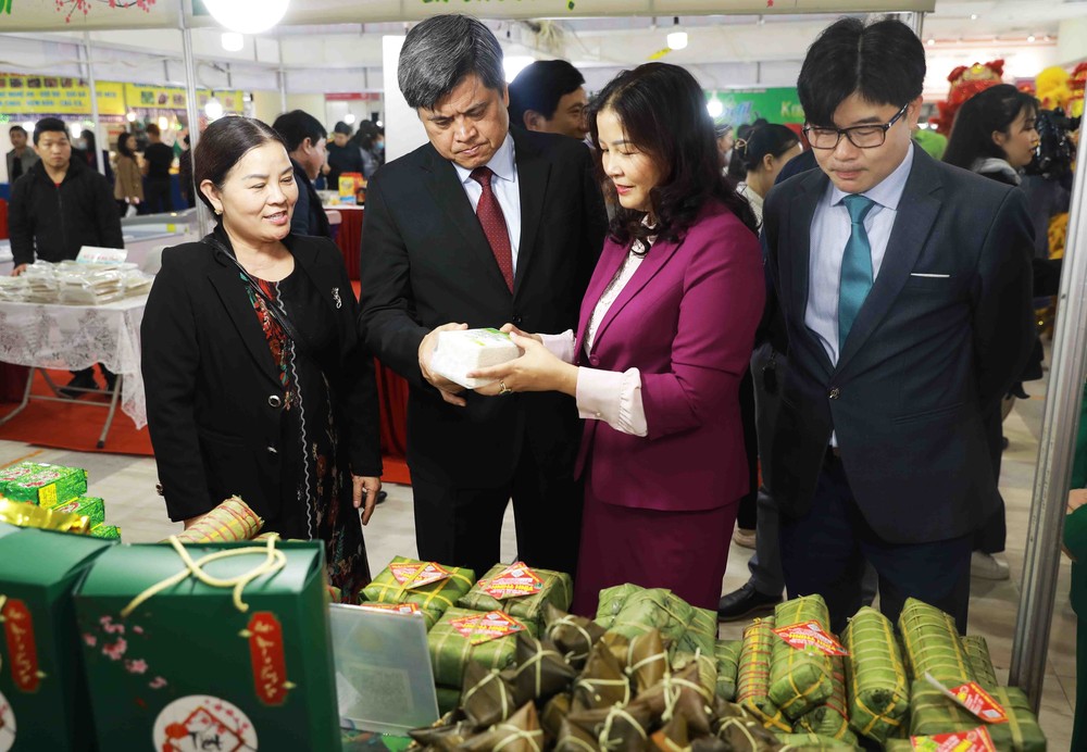 Các đại biểu tham quan ở gian hàng trưng bày của tỉnh Thái Nguyên trong Hội chợ ngày khai mạc. Ảnh: Vũ Sinh – TTXVN