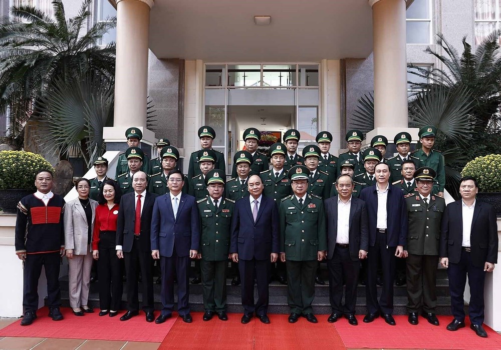 Chủ tịch nước Nguyễn Xuân Phúc kiểm tra công tác ứng trực dịp Tết Nguyên đán của Bộ đội Biên phòng Đắk Lắk