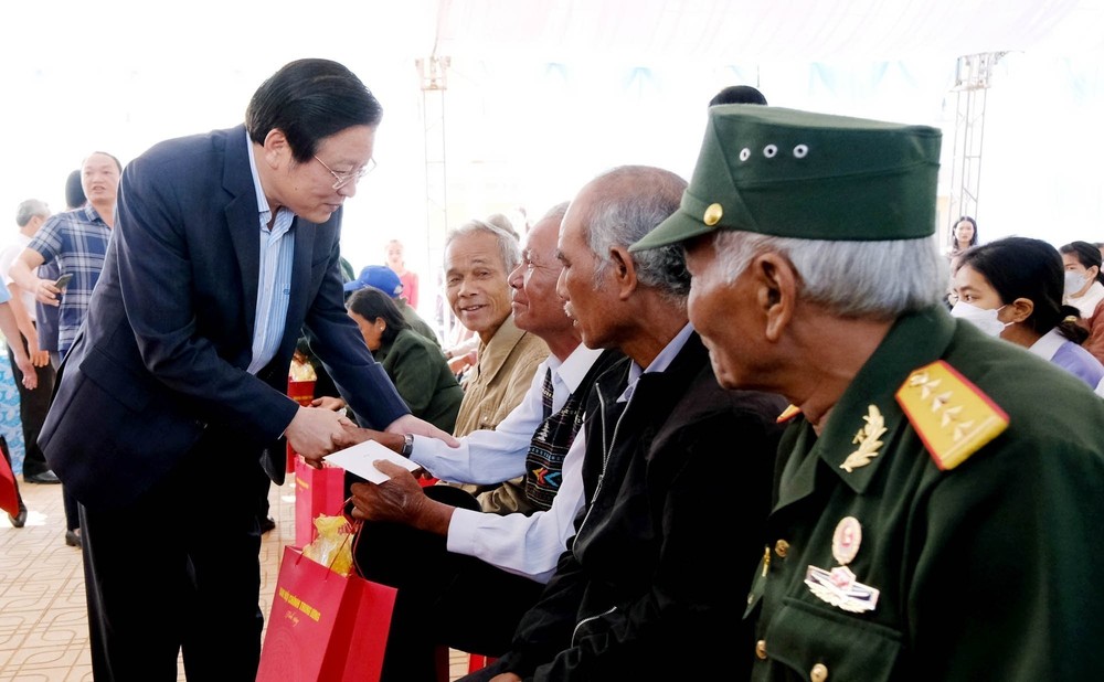 Ủy viên Bộ Chính trị Phan Đình Trạc tặng quà Tết tại Lâm Đồng